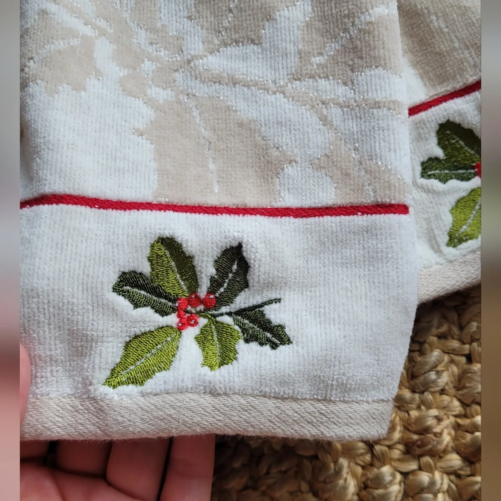 St. Nicholas Square Mistletoe and Christmas Greenery Hand Towels
